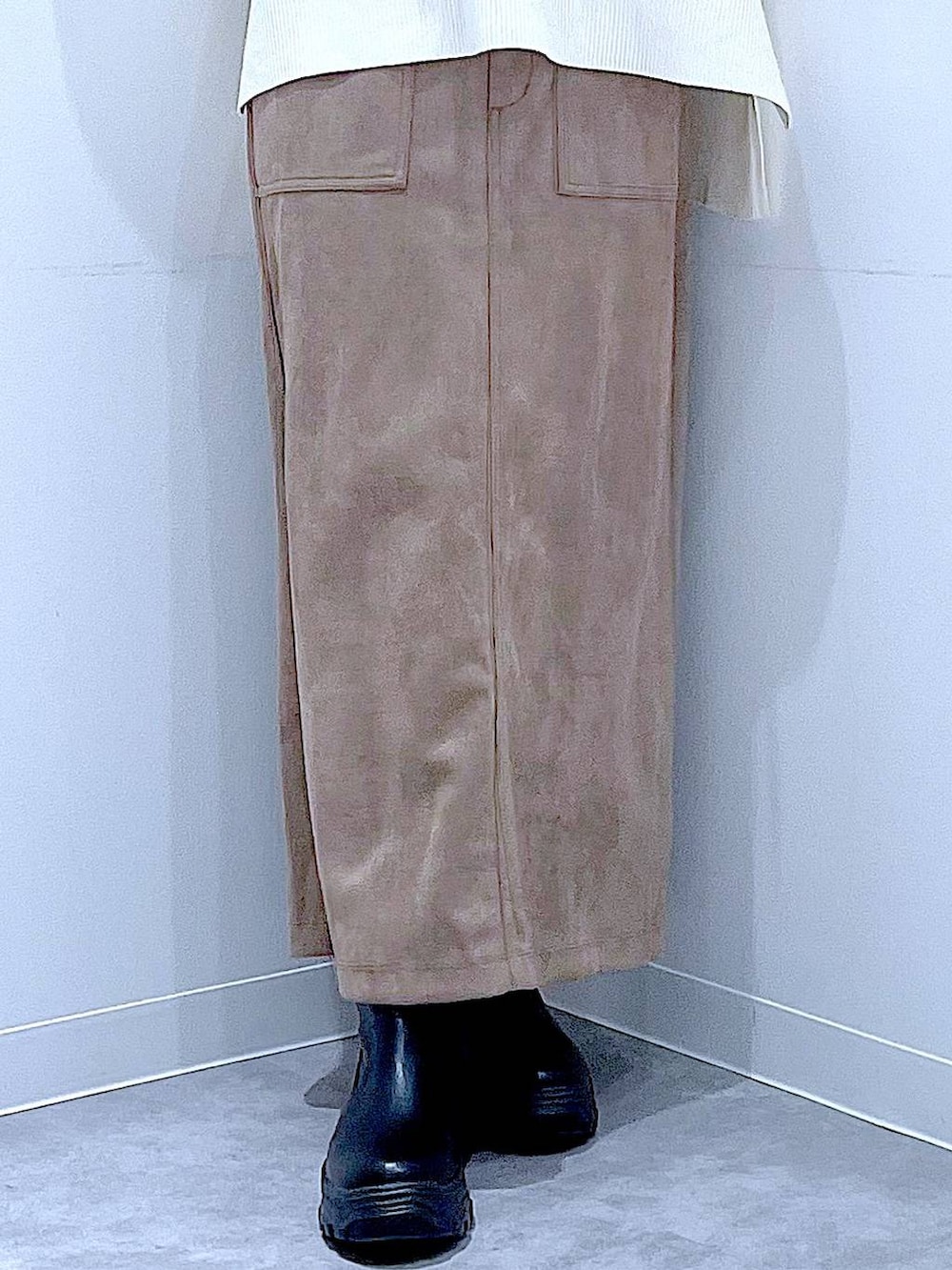 ブラック系のブーツ、ベージュ系のニット/セーター、ブラウン系のスカートを着用したレディースの秋コーディネートの7枚目の写真