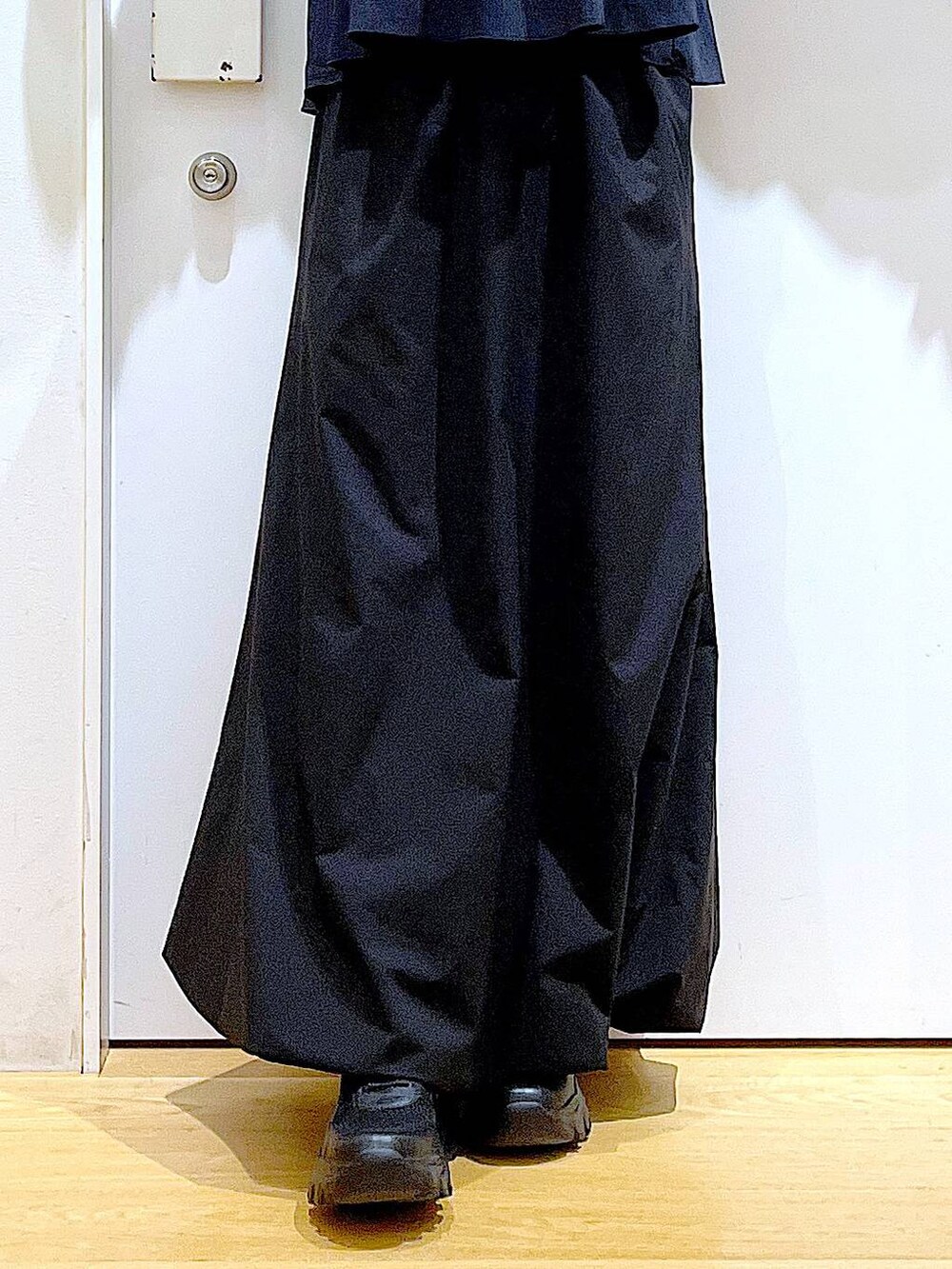 ブラック系のスニーカー、ブルー系のTシャツ/カットソー、ブラック系のその他トップスを着用したレディースの春コーディネートの8枚目の写真