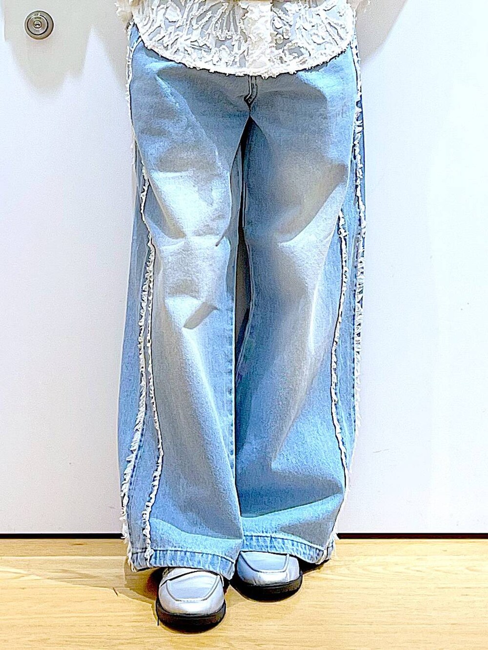 シルバー系のローファー、ブラウン系のショルダーバッグ、ホワイト系のニット/セーターを着用したレディースの春コーディネートの8枚目の写真