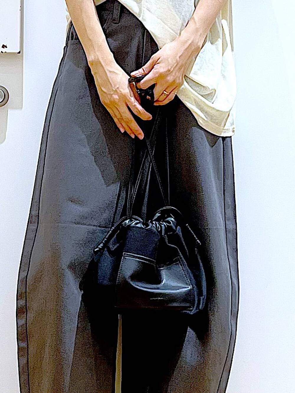 ブラック系のショルダーバッグ、グレー系のその他パンツ、シルバー系のサンダルを着用したレディースの夏コーディネートの9枚目の写真