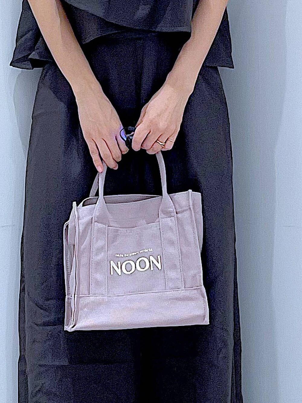 ブラック系のスニーカー、ブラック系のつなぎ/オールインワン、パープル系のTシャツ/カットソーを着用したレディースの秋コーディネートの9枚目の写真