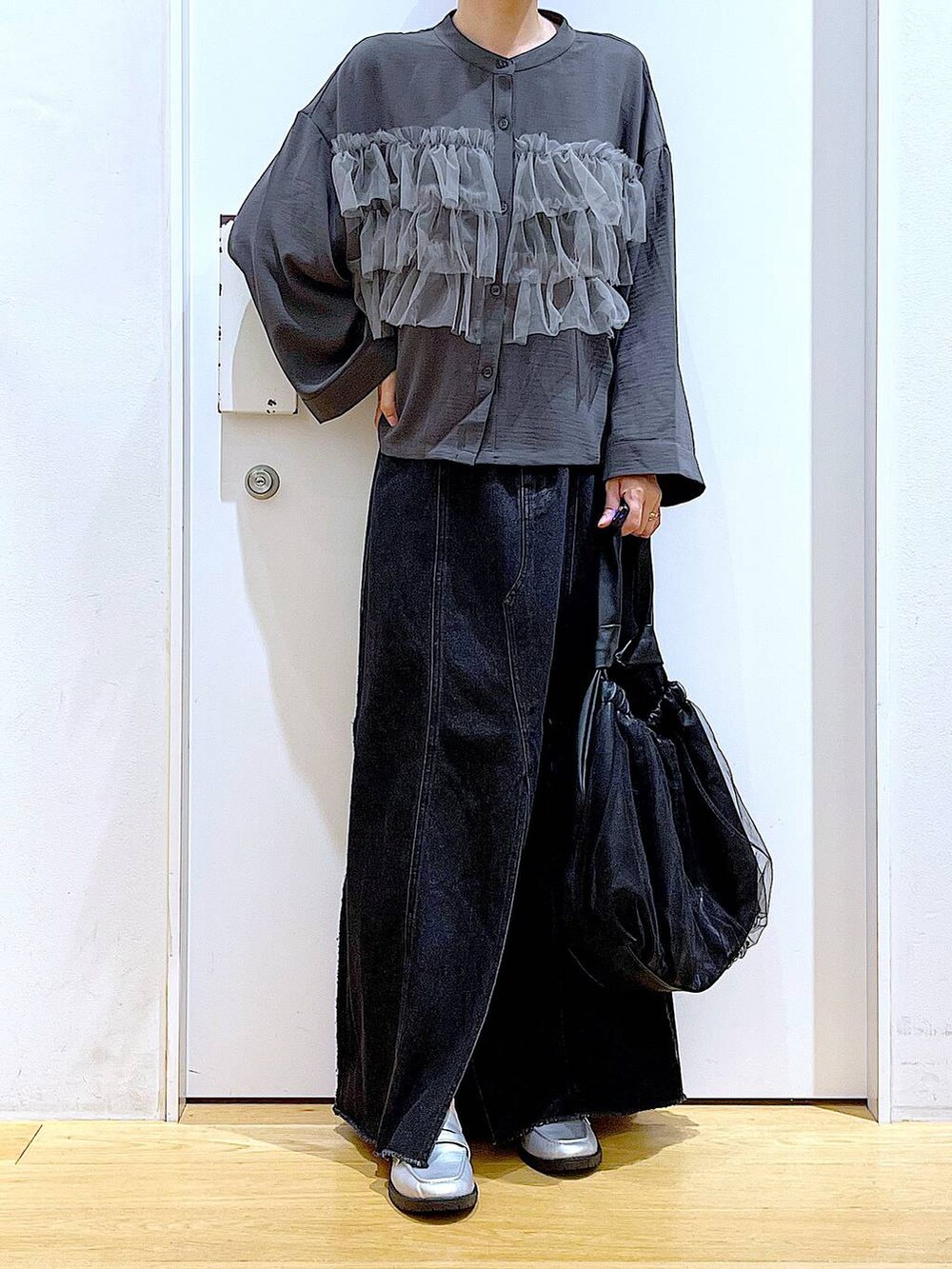 ブラック系のトートバッグ、シルバー系のローファー、グレー系のシャツ/ブラウスを着用したレディースの秋コーディネートの6枚目の写真