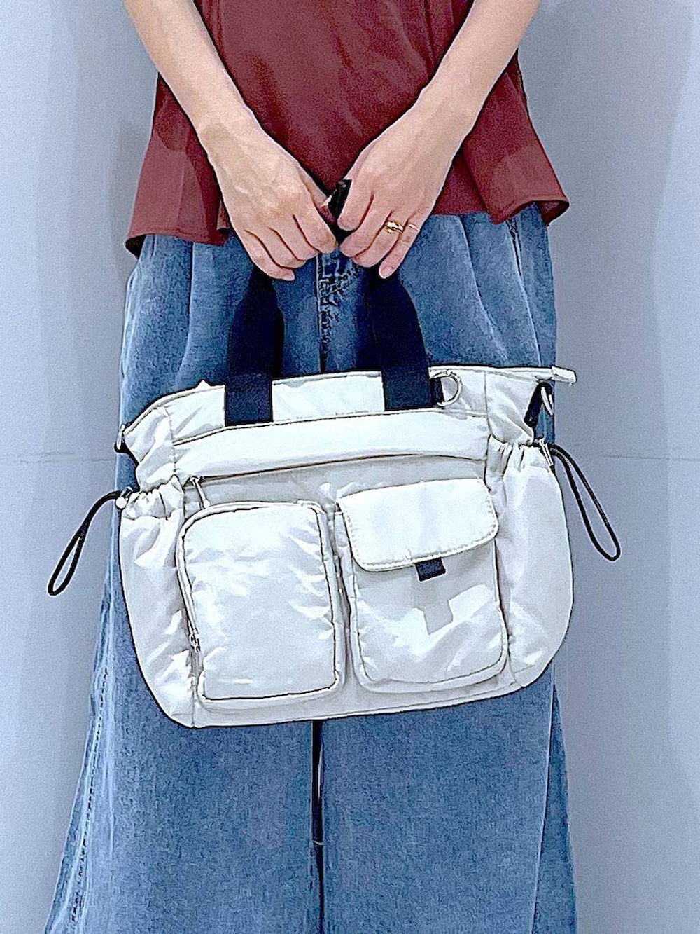 ホワイト系のトートバッグ、ブルー系のデニムパンツ、ブラウン系のシャツ/ブラウスを着用したレディースの夏コーディネートの9枚目の写真