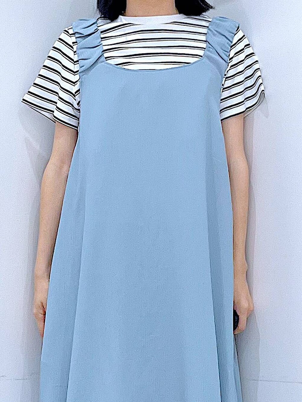 ベージュ系のショルダーバッグ、ホワイト系のサンダル、ベージュ系のTシャツ/カットソーを着用したレディースの夏コーディネートの7枚目の写真