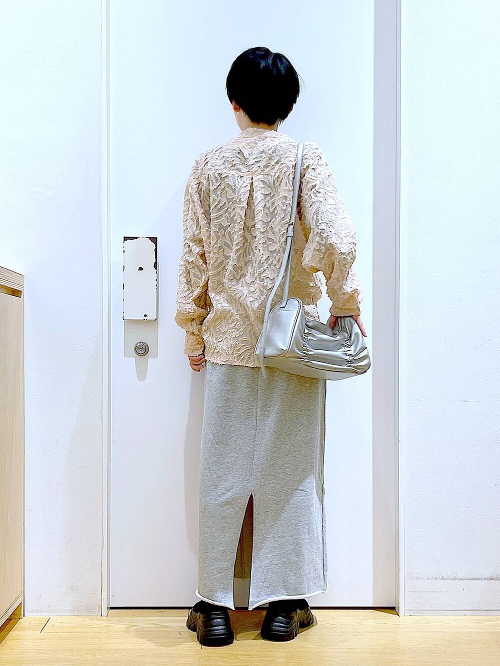 「リラックス、若見え、ゆったり、休日コーデ、骨格ウェーブ、LAKOLE、シャツ、差し色コーデ、春コーデ、春色、スカート、カジュアルコーデ、カジュアル、楽ちんコーデ、ショルダーバッグ」｜「LAKOLEのニットスニーカーソールブーツ / 140064（ブーツ、ブラック系）」を使った、あおき@LAKOLE海老名さん（レディース・156cm）の冬コーディネートの5枚目の写真