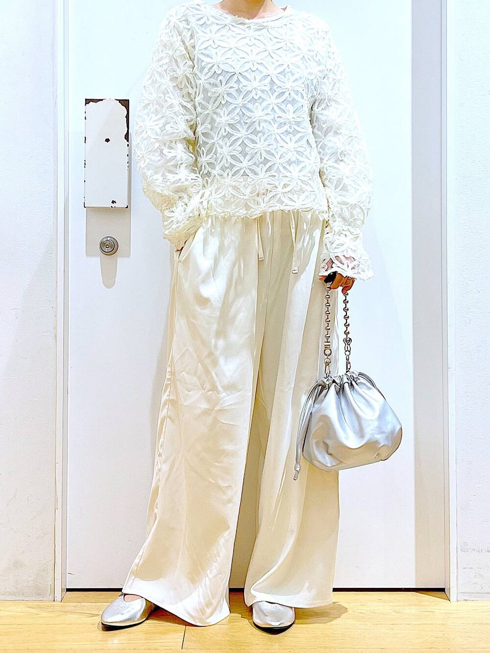 シルバー系のショルダーバッグ、ホワイト系のその他パンツ、シルバー系のパンプスを着用したレディースの秋コーディネートの6枚目の写真