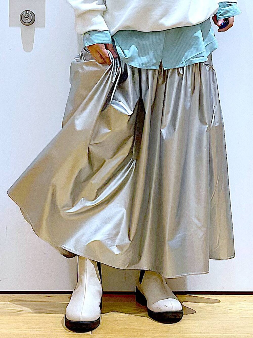 グリーン系のシャツ/ブラウス、シルバー系のスカート、ベージュ系のブーツを着用したレディースの春コーディネートの6枚目の写真