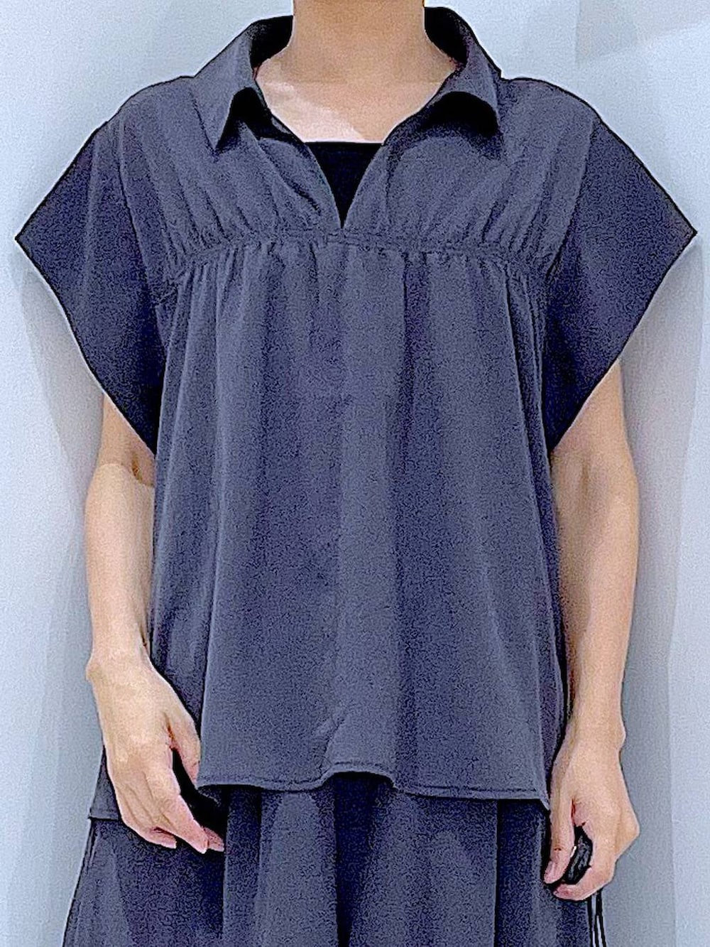 グレー系のショルダーバッグ、グレー系のシャツ/ブラウス、グレー系のその他パンツを着用したレディースの夏コーディネートの7枚目の写真