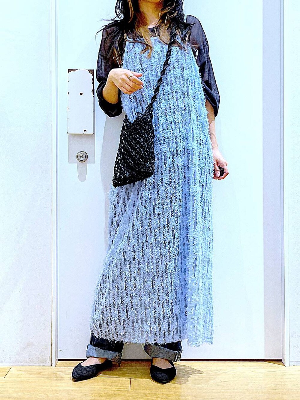 グレー系のニット/セーター、ブルー系のワンピース、ブラック系のパンプスを着用したレディースの春コーディネートの6枚目の写真