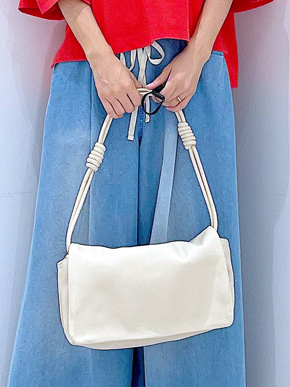 ブラック系のサンダル、レッド系のTシャツ/カットソー、ホワイト系のショルダーバッグを着用したレディースの夏コーディネートの9枚目の写真