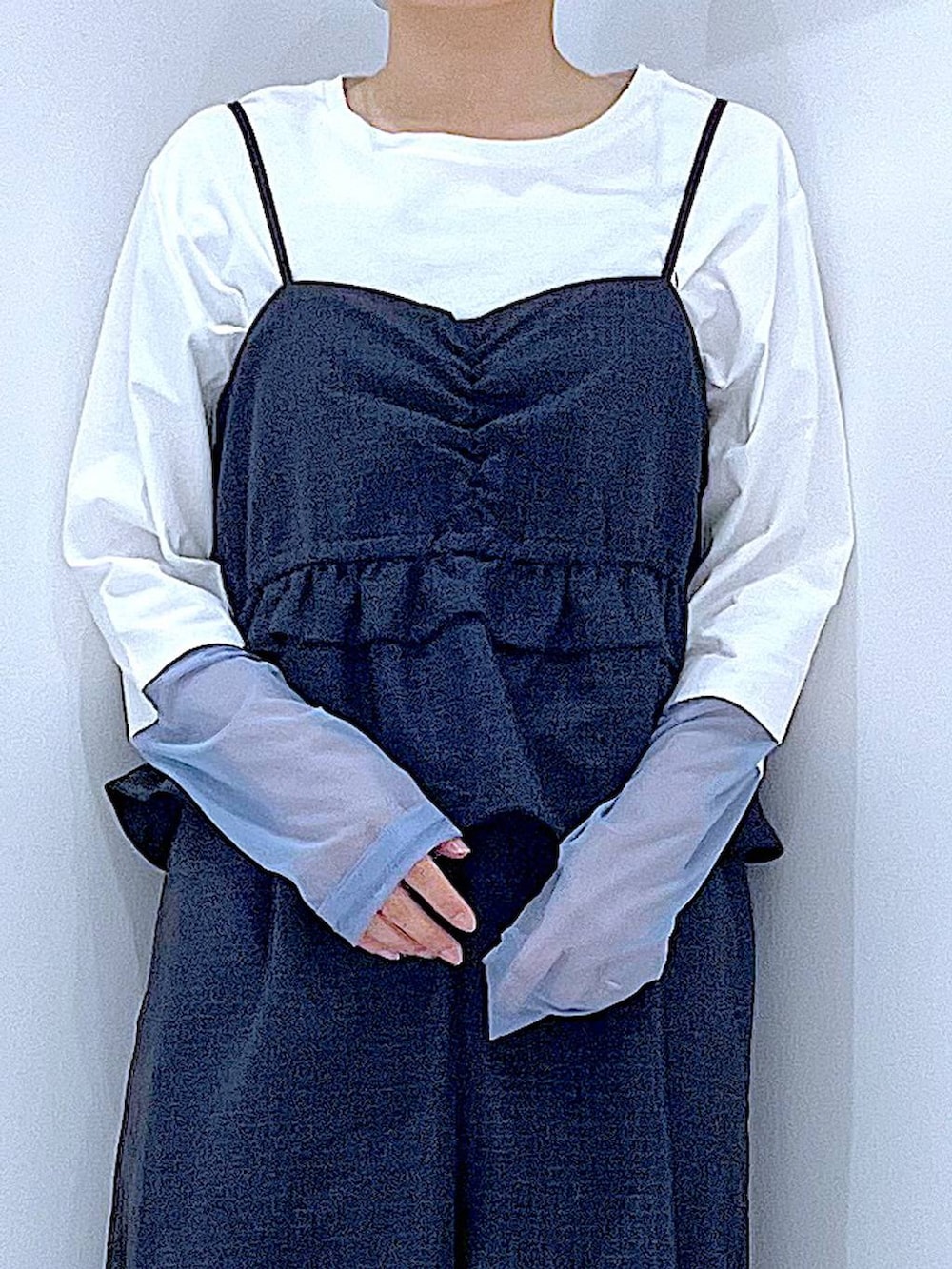ブラック系のハンドバッグ、ブラック系のサロペット/オーバーオール、ホワイト系のTシャツ/カットソーを着用したレディースの秋コーディネートの7枚目の写真