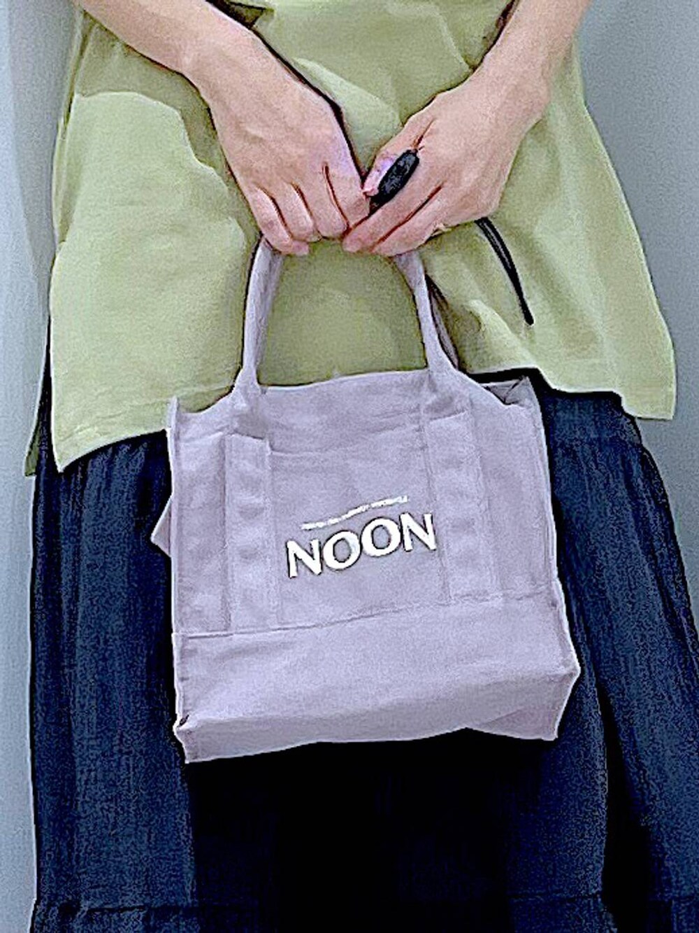 シルバー系のサンダル、グリーン系のTシャツ/カットソー、ブラック系のスカートを着用したレディースの夏コーディネートの9枚目の写真