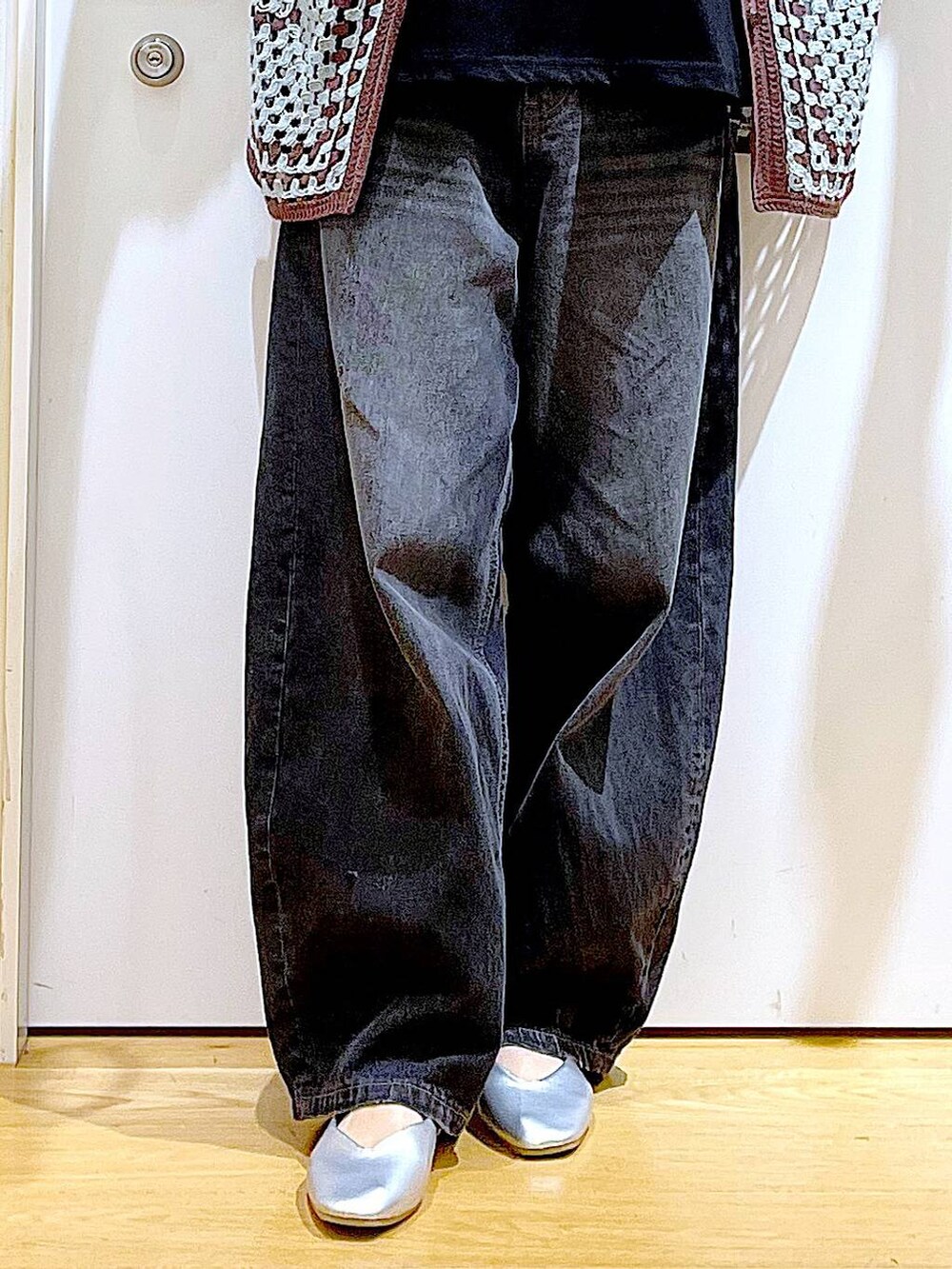 ブラック系のデニムパンツ、ブラック系のボストンバッグ、シルバー系のパンプスを着用したレディースの夏コーディネートの8枚目の写真
