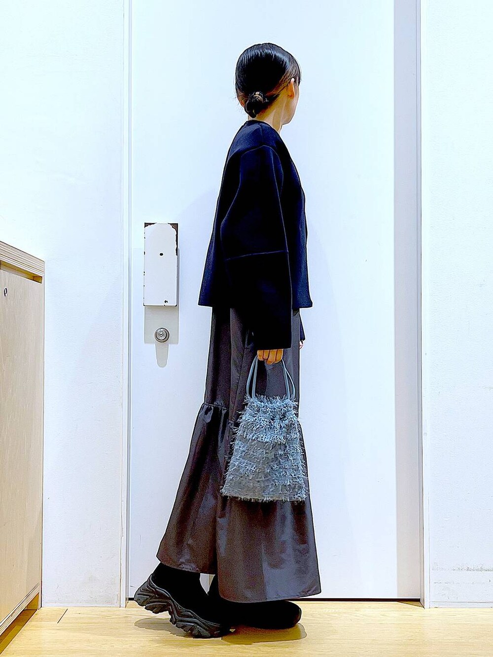 ブルー系のTシャツ/カットソー、ブラック系のブーツ、ブルー系のショルダーバッグを着用したレディースの春コーディネートの4枚目の写真