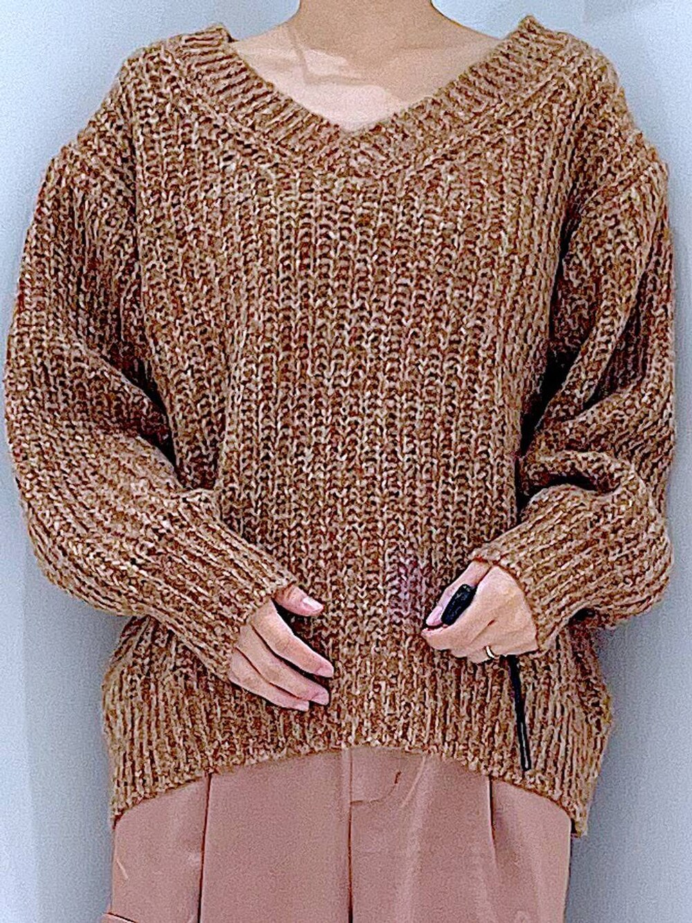 ブラウン系のニット/セーター、ブラウン系のショルダーバッグ、ブラック系のブーツを着用したレディースの冬コーディネートの7枚目の写真