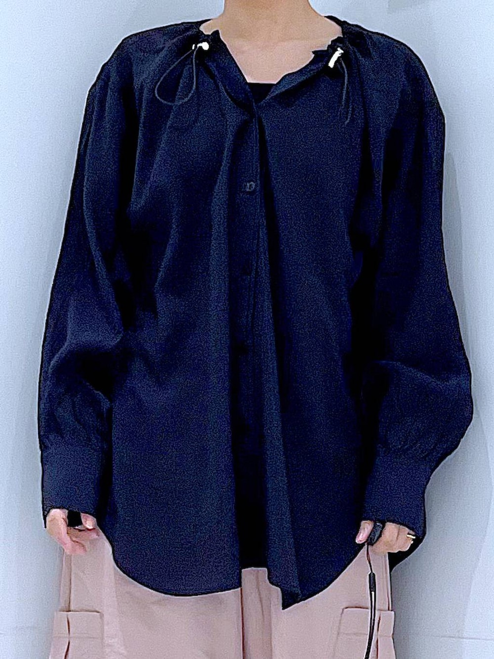 ブラック系のショルダーバッグ、ブラック系のシャツ/ブラウス、ピンク系のカーゴパンツを着用したレディースの春コーディネートの7枚目の写真