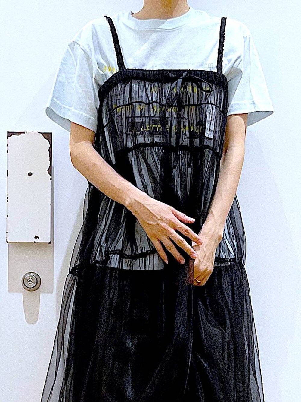 シルバー系のショルダーバッグ、グレー系のその他パンツ、ブラック系のサンダルを着用したレディースの夏コーディネートの7枚目の写真