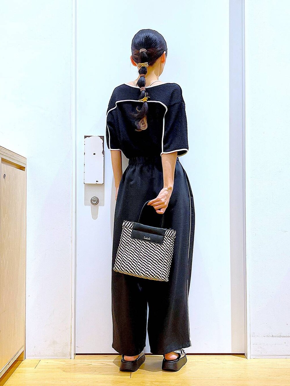 シルバー系のサンダル、ブラック系のショルダーバッグ、ブラック系のその他パンツを着用したレディースの夏コーディネートの5枚目の写真