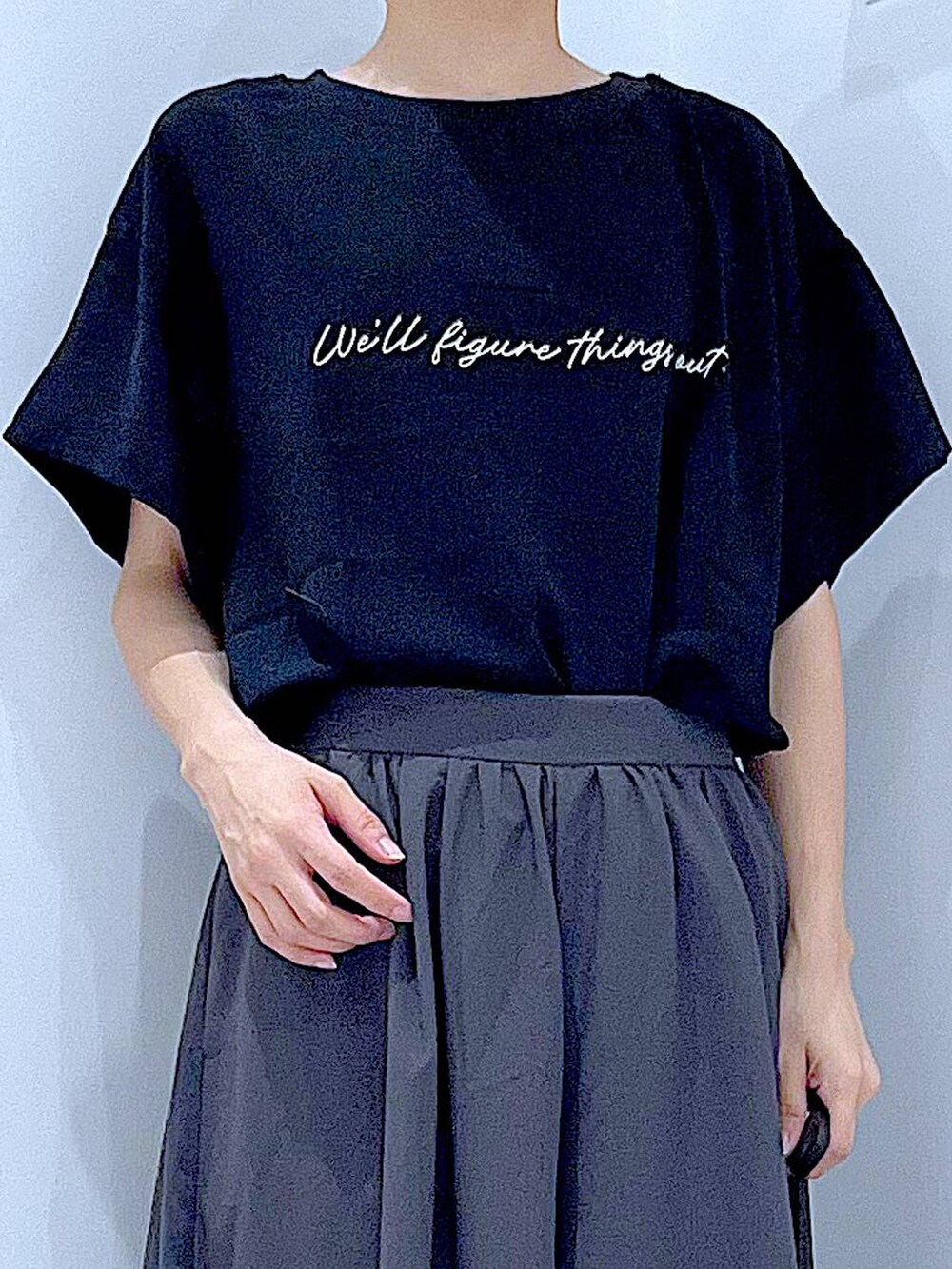 ブルー系のショルダーバッグ、ホワイト系のサンダル、グレー系のその他パンツを着用したレディースの夏コーディネートの7枚目の写真