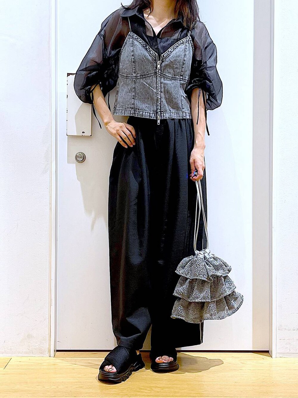 シルバー系のショルダーバッグ、ブラック系のサンダル、ブラック系のその他パンツを着用したレディースの夏コーディネートの6枚目の写真