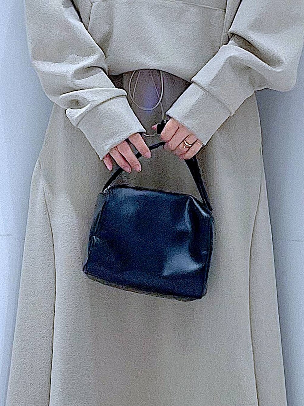 ブラック系のショルダーバッグ、グレー系のスウェット、グレー系のスカートを着用したレディースの冬コーディネートの9枚目の写真