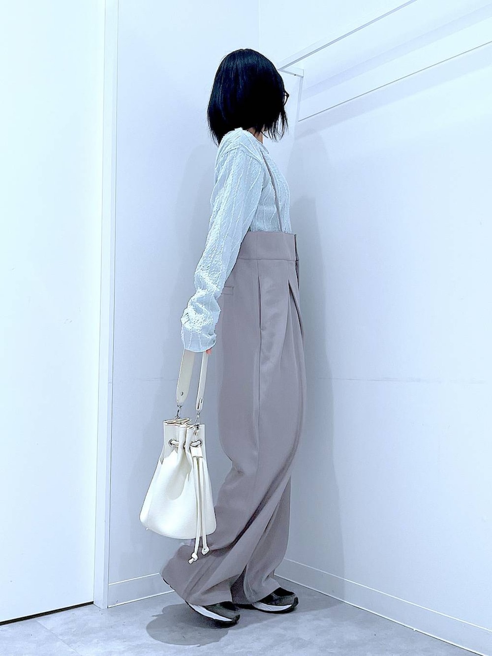 ホワイト系のショルダーバッグ、グレー系のサロペット/オーバーオール、その他のサングラスを着用したレディースの春コーディネートの4枚目の写真