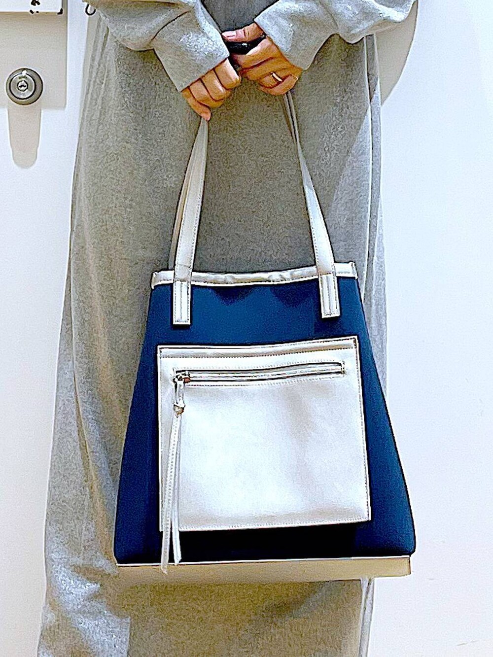 ブラック系のブーツ、ブルー系のトートバッグ、グレー系のスウェットを着用したレディースの冬コーディネートの9枚目の写真