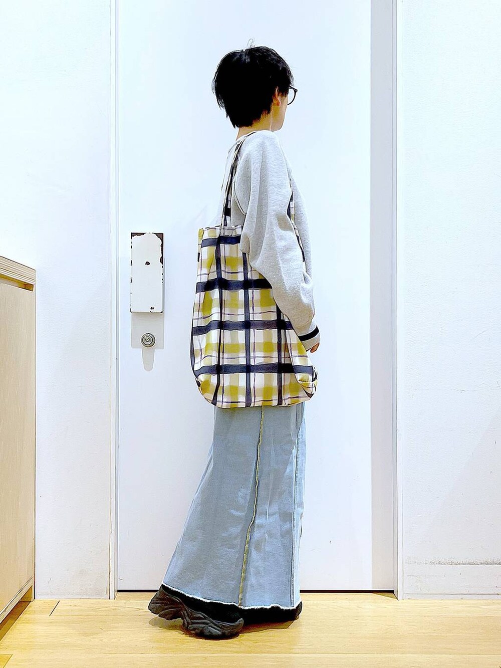 ブルー系のデニムスカート、その他のトートバッグ、ブラック系のブーツを着用したレディースの冬コーディネートの4枚目の写真