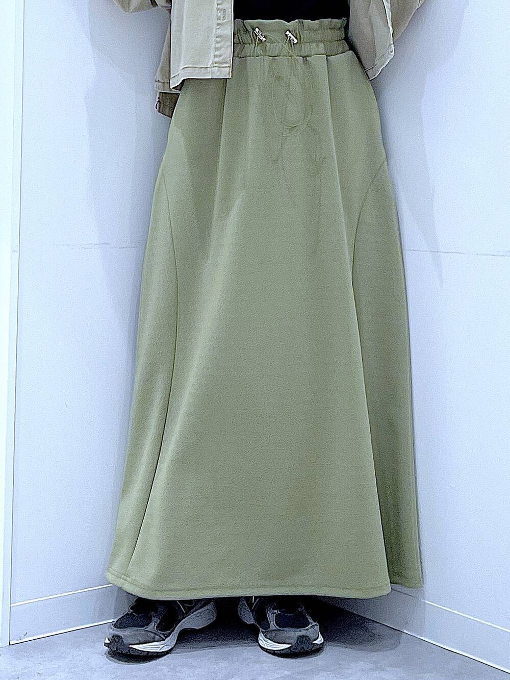 ブラック系のTシャツ/カットソー、ブラック系のショルダーバッグ、ベージュ系のシャツ/ブラウスを着用したレディースの冬コーディネートの8枚目の写真