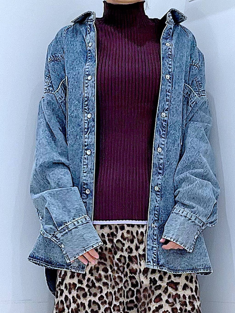 ブルー系のシャツ/ブラウス、ブラウン系のニット/セーター、ブラウン系のスカートを着用したレディースの冬コーディネートの7枚目の写真