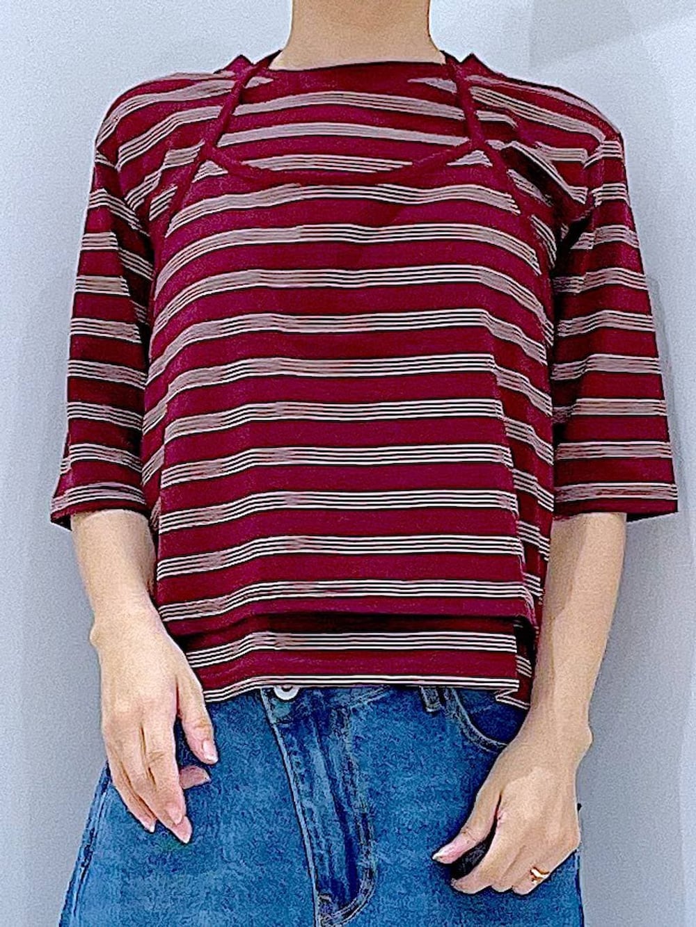 ブルー系のデニムパンツ、レッド系のTシャツ/カットソー、ブラック系のその他シューズを着用したレディースの秋コーディネートの7枚目の写真