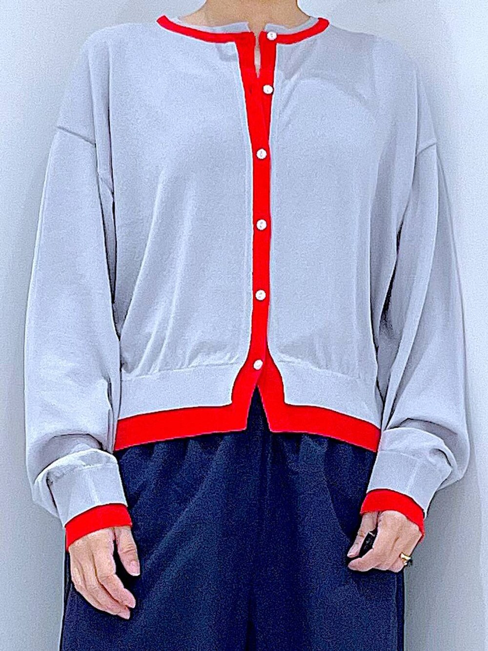 ブラック系のショルダーバッグ、グレー系のカーディガン/ボレロ、ブルー系のカーゴパンツを着用したレディースの春コーディネートの7枚目の写真