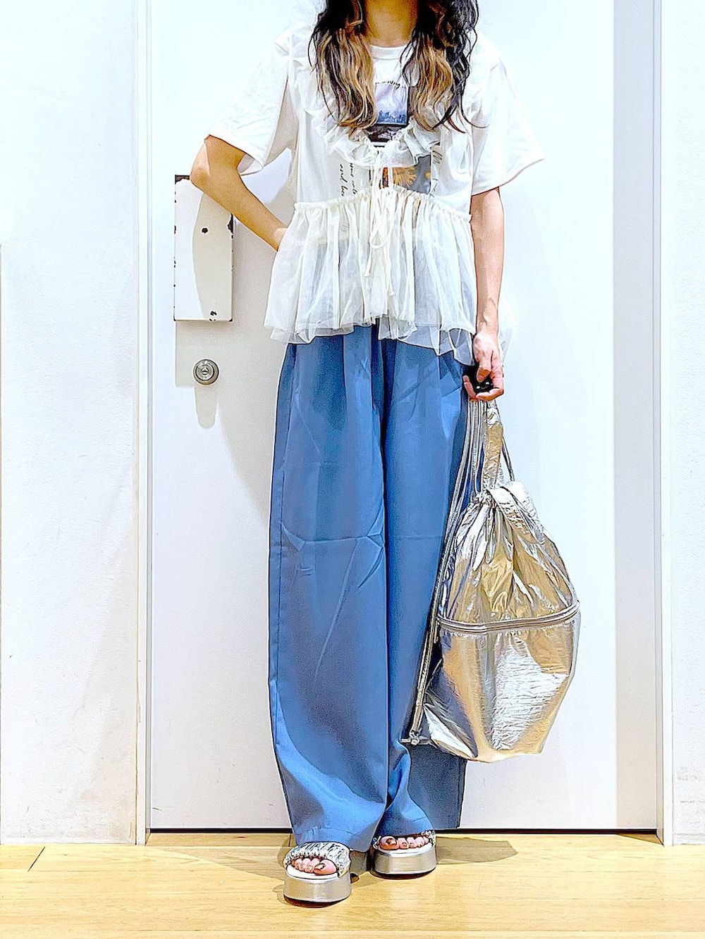 シルバー系のバックパック/リュック、ホワイト系のTシャツ/カットソー、シルバー系のサンダルを着用したレディースの夏コーディネートの6枚目の写真