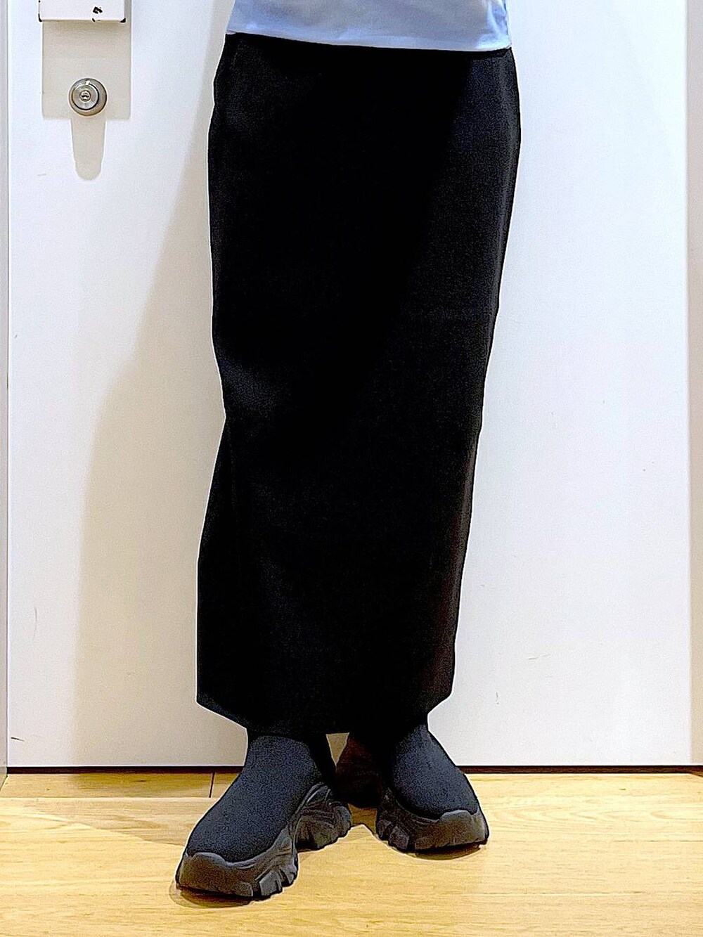 ブラック系のカーディガン/ボレロ、ブルー系のその他トップス、ブラック系のブーツを着用したレディースの冬コーディネートの8枚目の写真