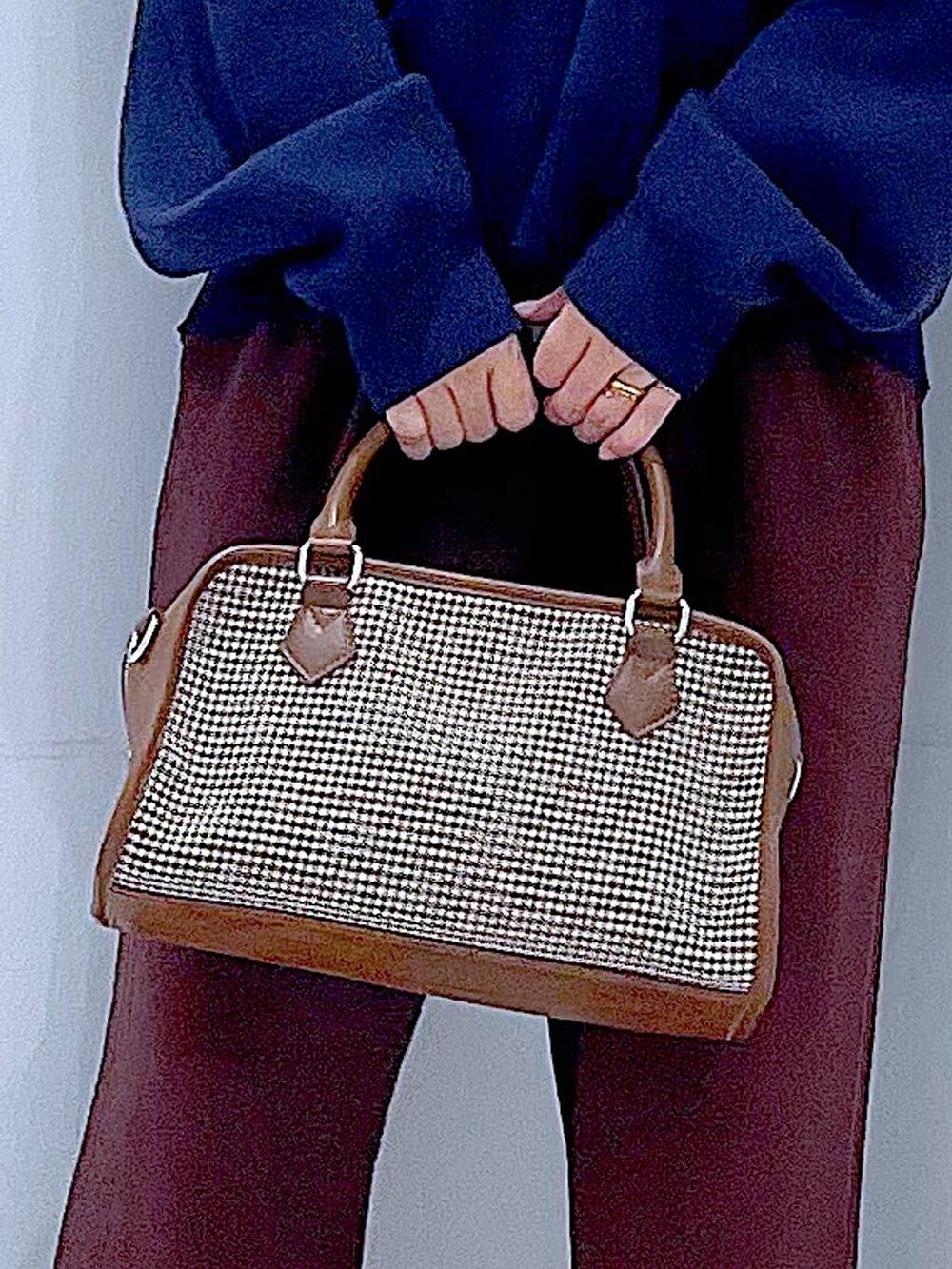 ブラウン系のボストンバッグ、ブラウン系のその他パンツ、ブルー系のニット/セーターを着用したレディースの秋コーディネートの9枚目の写真