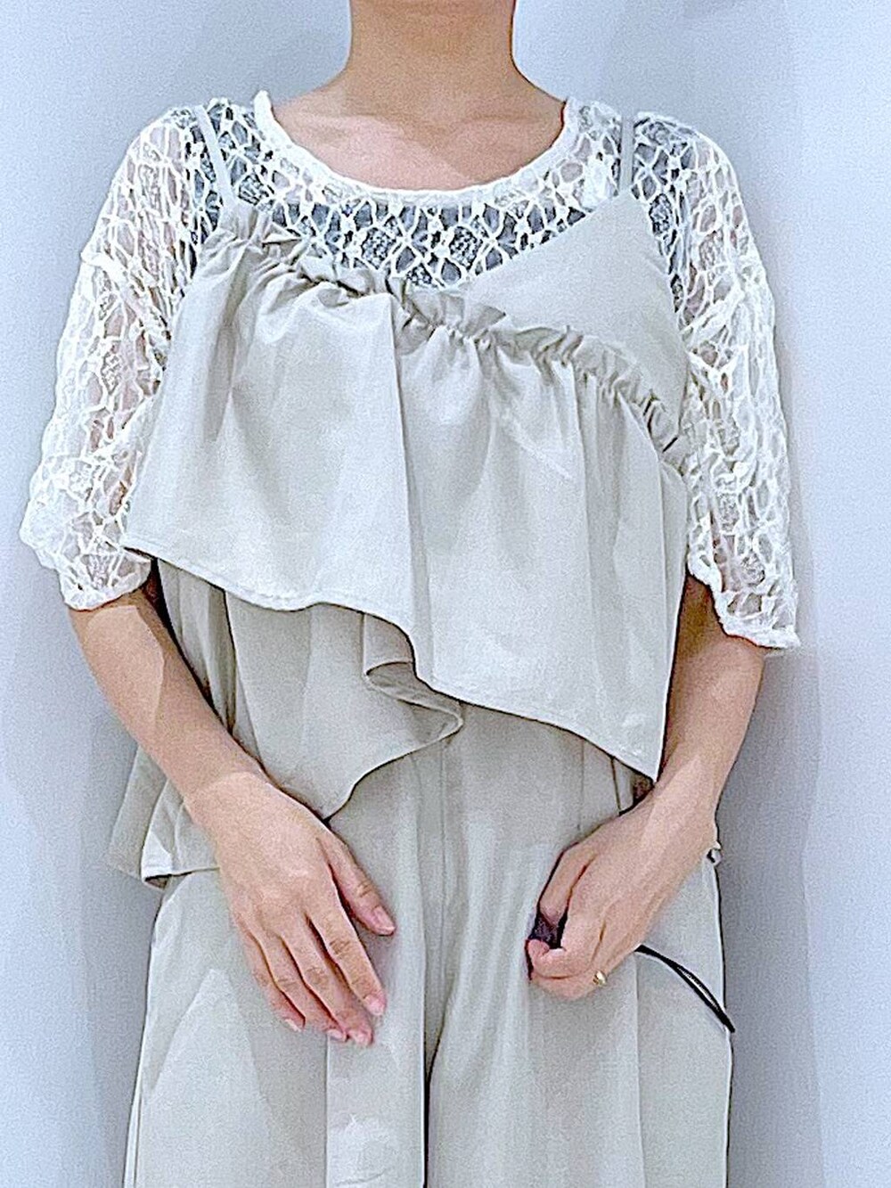 ホワイト系のパンプス、イエロー系のショルダーバッグ、ホワイト系のTシャツ/カットソーを着用したレディースの夏コーディネートの7枚目の写真