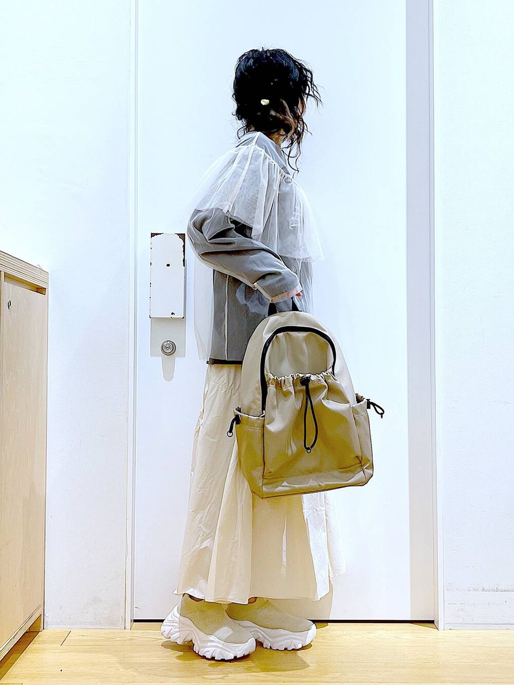 ベージュ系のスニーカー、ホワイト系のその他トップス、ホワイト系のスカートを着用したレディースの春コーディネートの4枚目の写真