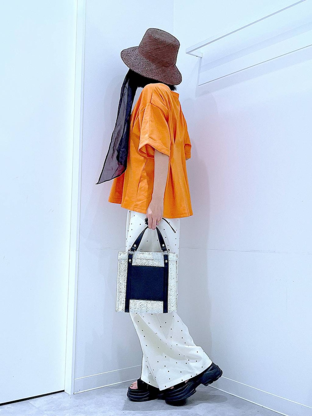 その他のその他パンツ、ホワイト系のショルダーバッグ、ブラック系のサンダルを着用したレディースの夏コーディネートの3枚目の写真
