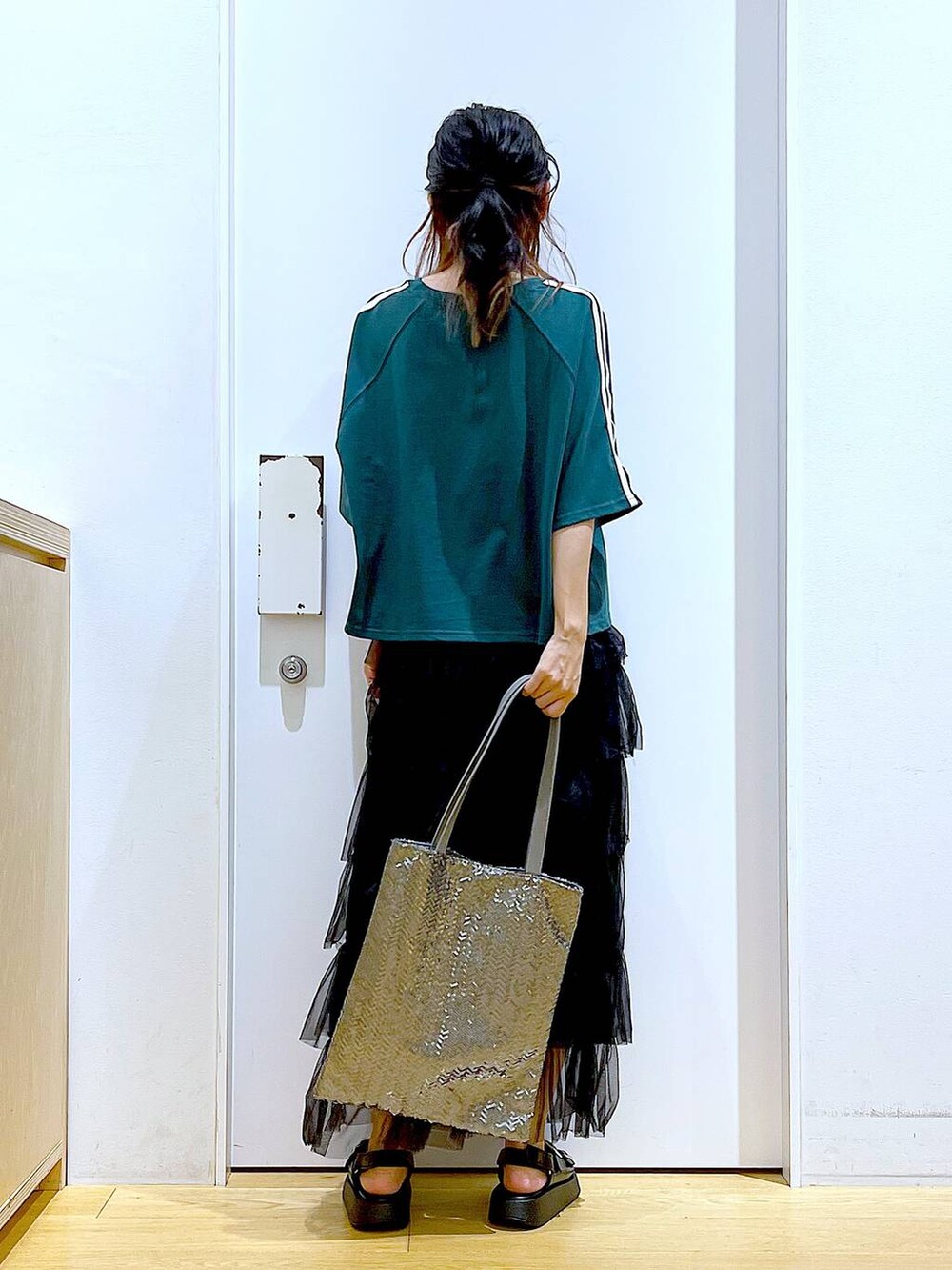 ブラック系のサンダル、シルバー系のトートバッグ、ブラック系のスカートを着用したレディースの夏コーディネートの5枚目の写真