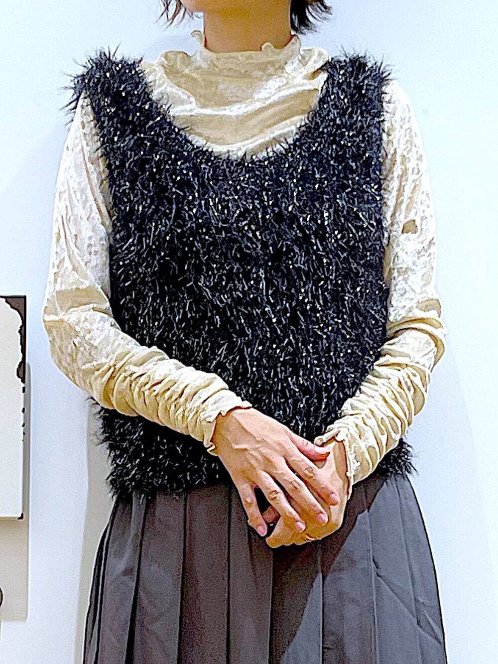 ブラック系のブーツ、ホワイト系のハンドバッグ、ホワイト系のTシャツ/カットソーを着用したレディースの秋コーディネートの7枚目の写真