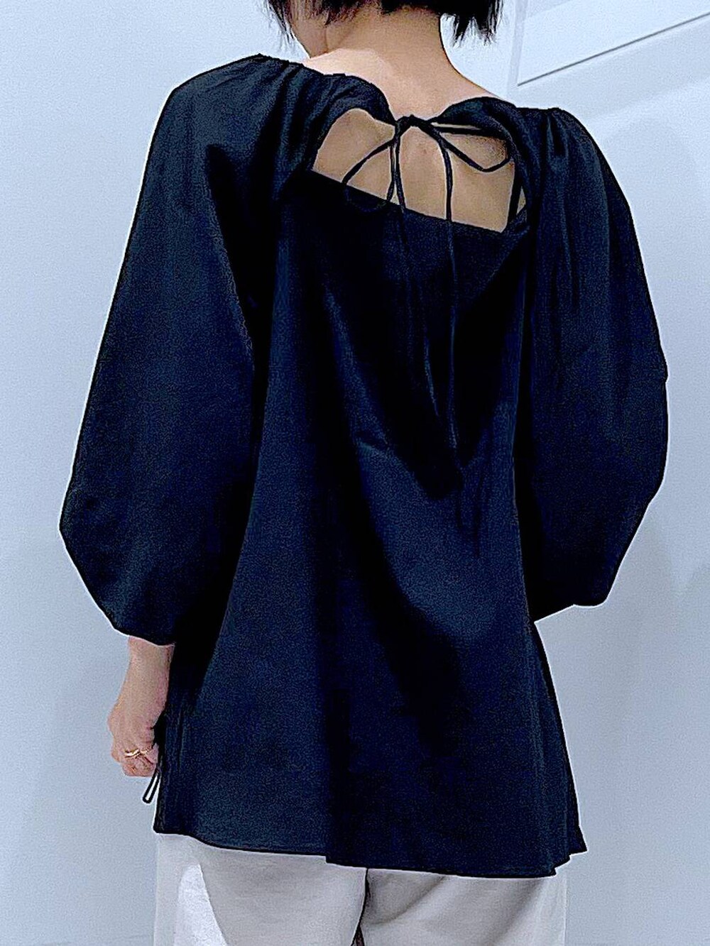 ベージュ系のその他パンツ、ブラック系のローファー、ブラック系のシャツ/ブラウスを着用したレディースの秋コーディネートの7枚目の写真