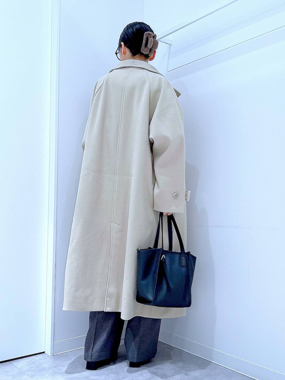 ベージュ系のその他アウター、ブラック系のブーツ、グレー系のスラックスを着用したレディースの冬コーディネートの5枚目の写真