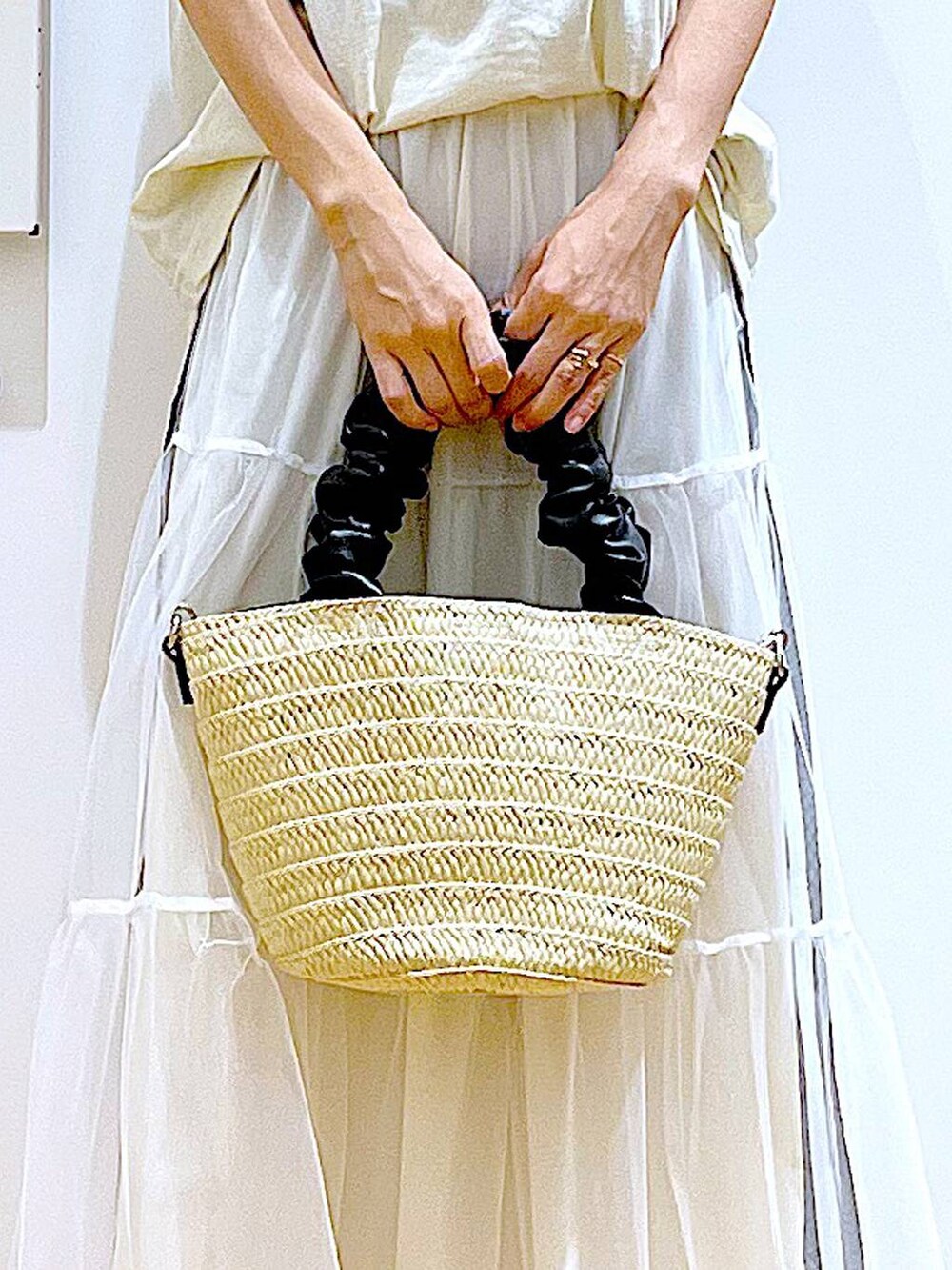 ベージュ系のサンダル、ベージュ系のTシャツ/カットソー、ホワイト系のショルダーバッグを着用したレディースの夏コーディネートの9枚目の写真