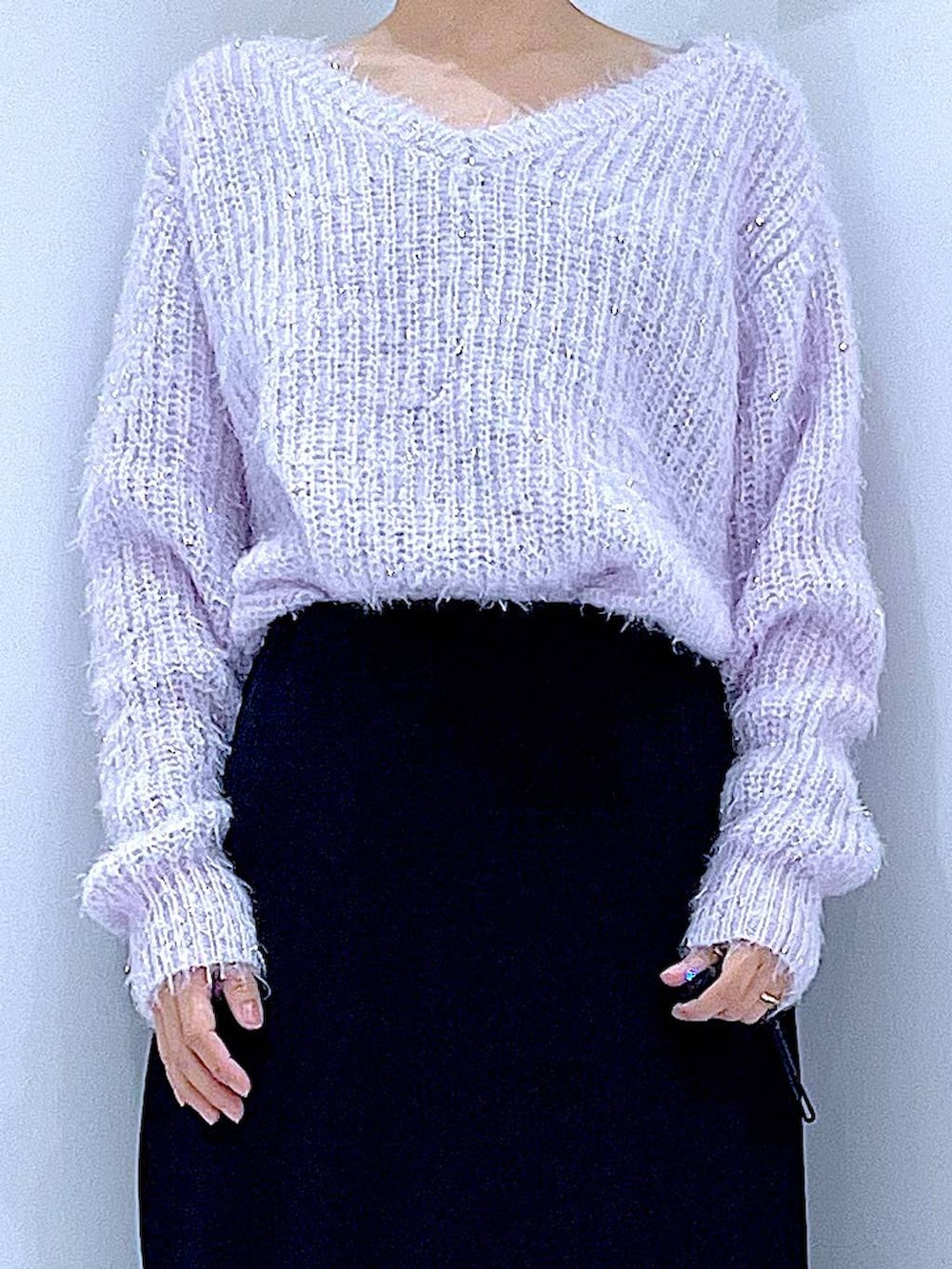 ブラック系のブーツ、ブラック系のショルダーバッグ、ブラック系のスカートを着用したレディースの冬コーディネートの7枚目の写真