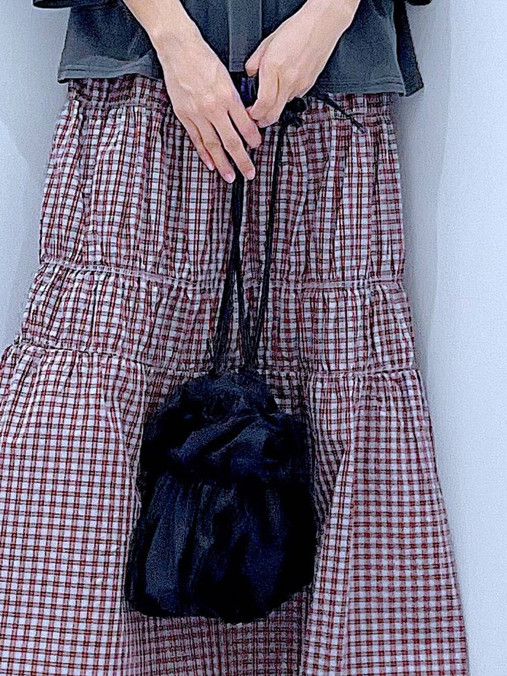 ブラック系のサンダル、ブラック系のショルダーバッグ、グレー系のTシャツ/カットソーを着用したレディースの夏コーディネートの9枚目の写真