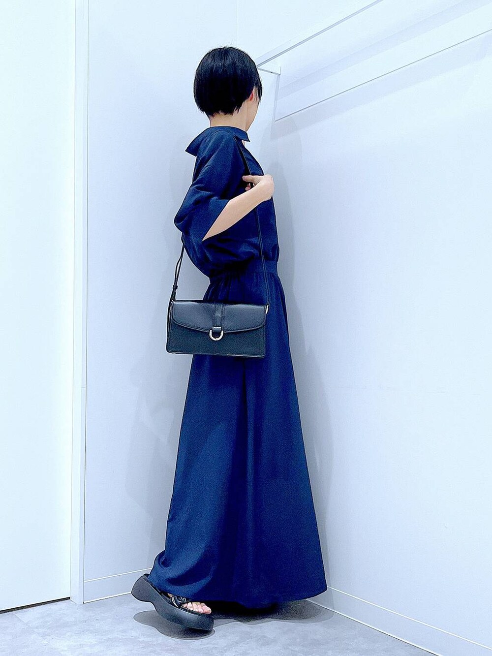 「リラックス、若見え、ゆったり、休日コーデ、骨格ウェーブ、LAKOLE、UVケア、接触冷感、夏コーデ、セットアップ、きれいめ、ショルダーバッグ、サンダル、デートコーデ、楽ちんコーデ」｜「LAKOLEのぷっくりギャザーサンダル / 290745（サンダル、ブラック系）」を使った、あおき@LAKOLE海老名さん（レディース・156cm）の夏コーディネートの4枚目の写真