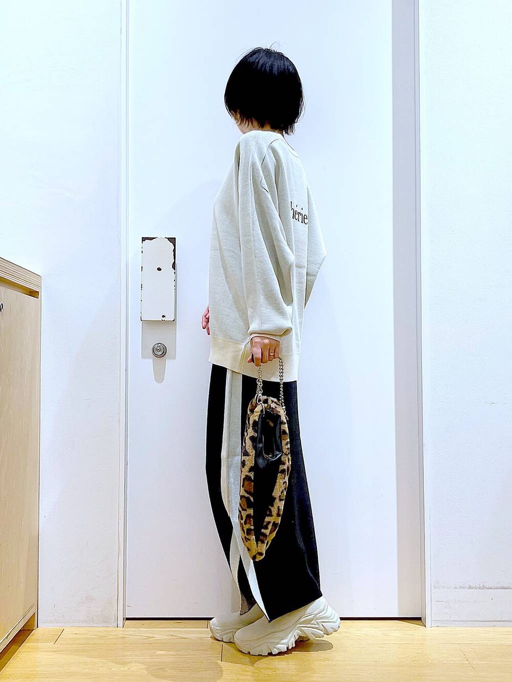 ベージュ系のニット/セーター、その他のショルダーバッグ、ブラック系のスカートを着用したレディースの冬コーディネートの3枚目の写真