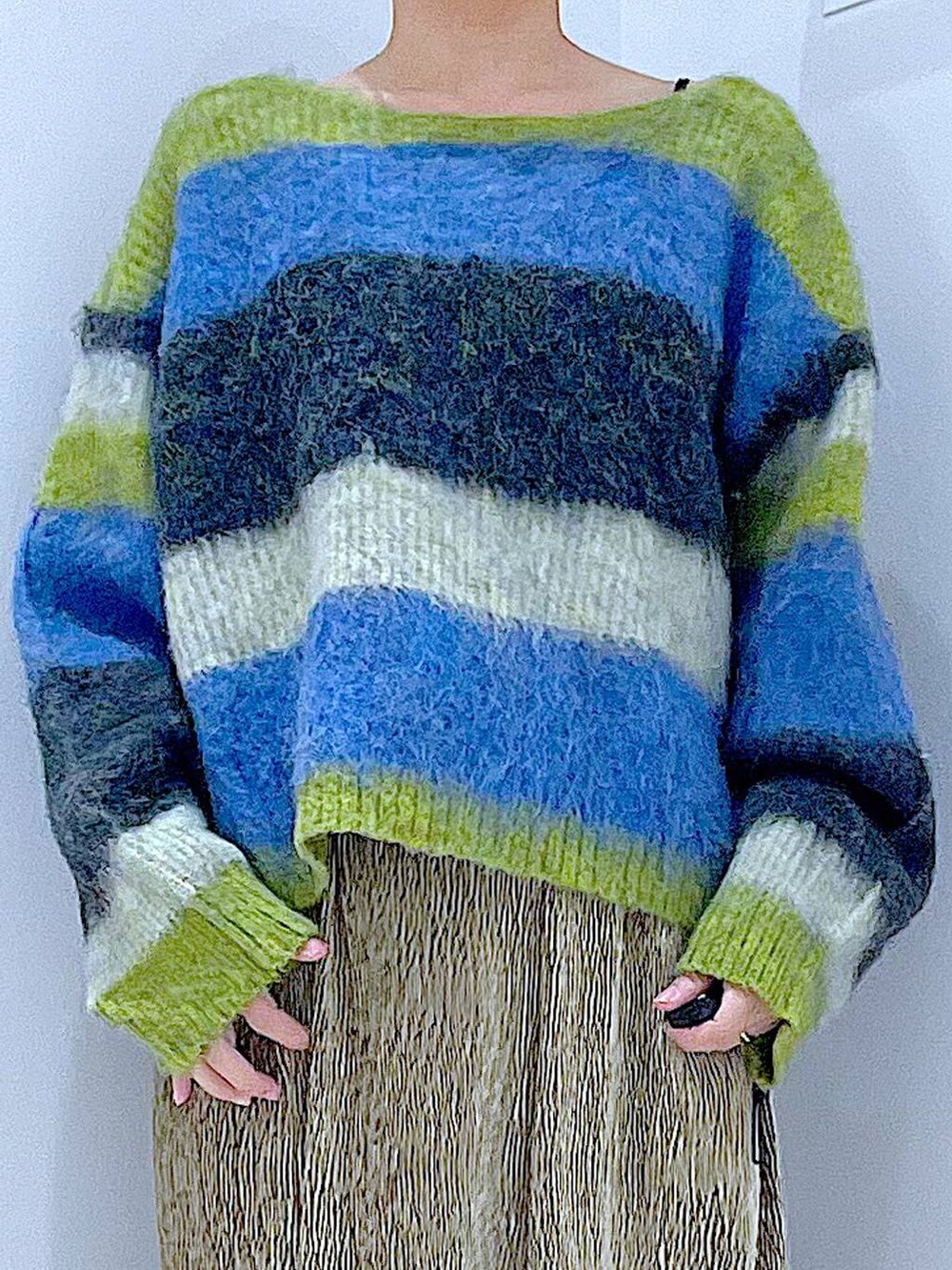 ブラック系のブーツ、ホワイト系のショルダーバッグ、ブルー系のニット/セーターを着用したレディースの冬コーディネートの7枚目の写真