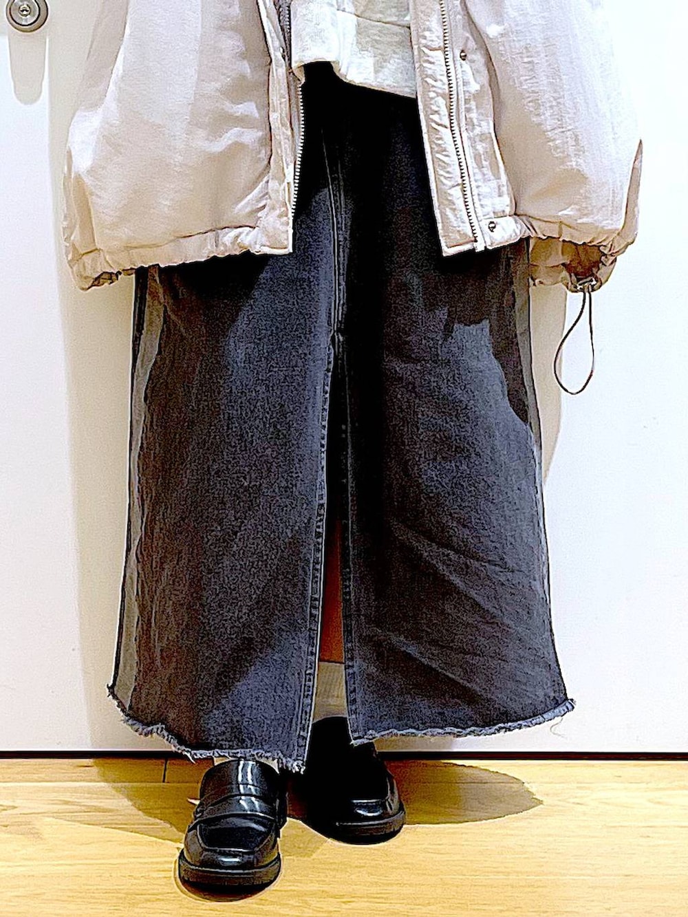 ブラック系のローファー、グレー系のその他アウター、ブラック系のショルダーバッグを着用したレディースの冬コーディネートの7枚目の写真