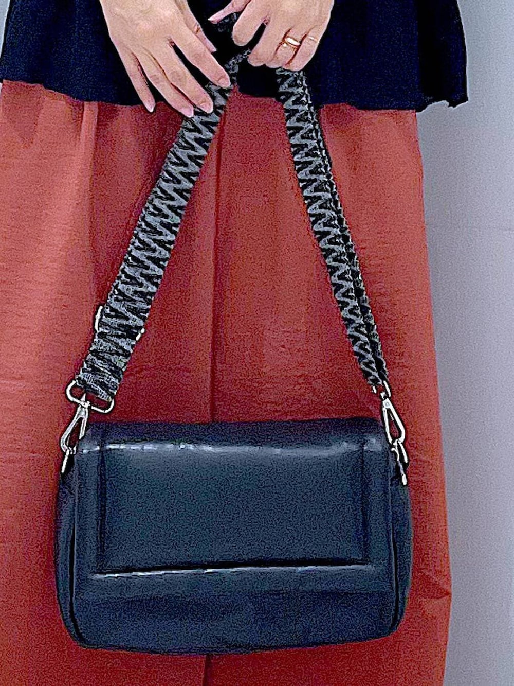 ブラック系のカーディガン/ボレロ、ホワイト系のサンダル、レッド系のその他パンツを着用したレディースの夏コーディネートの9枚目の写真